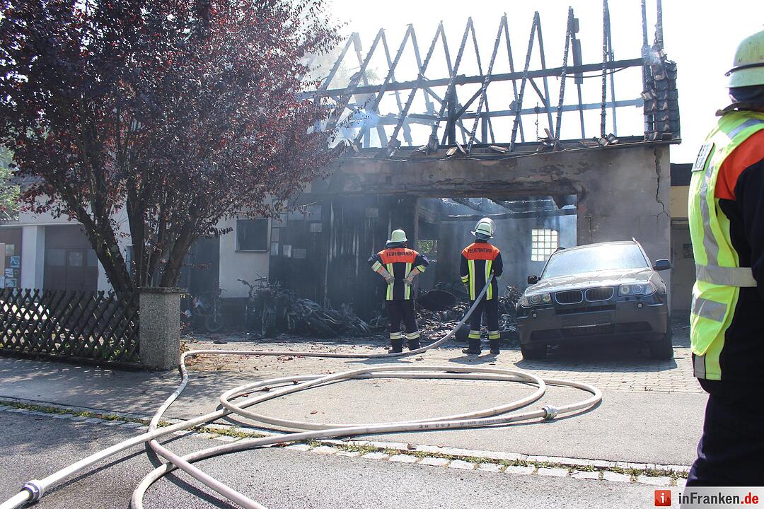 Garage in Burgthann brennt ab