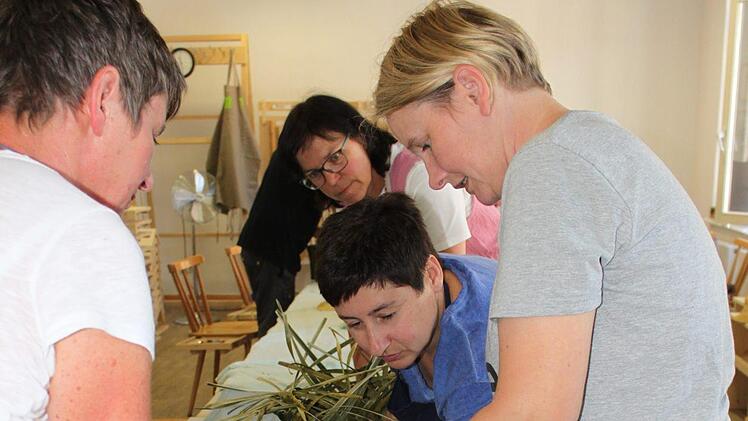 Rita Baker erklärt jeden einzelnen Handgriff. Foto: Popp