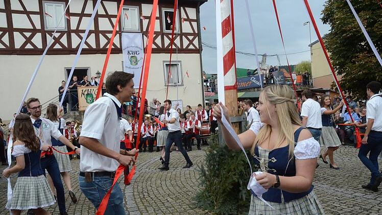 Lustig und unterhaltsam ist der Bändertanz bis von der Baumspitze bis nach unten zahlreiche Rauten kunstvoll geflochten wurden. Foto: Karl-Heinz Hofmann