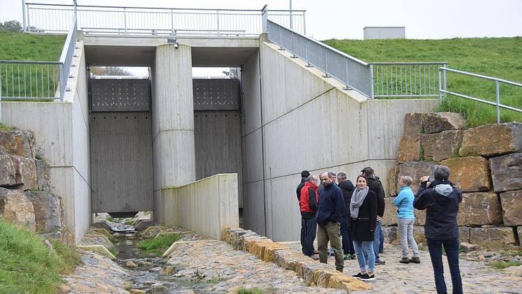 Momentan nur ein kleines Rinnsal, der Reichenbach aber kann bei Starkregen zur reißenden Flut werden. Deshalb wurde in Burglauer ein voluminöses Rückhaltebecken gebaut. Von der Notwendigkeit dieser Maßnahme überzeugten sich jetzt Bürgermeister und Wasserwirtschaftler in Burglauer.  Eckhard Heise