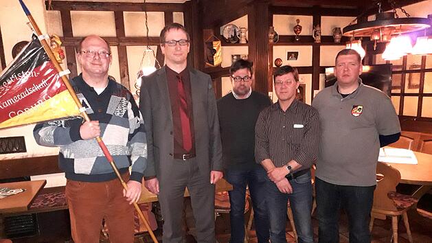 Der neue Vorsitzende der Reservistenkameradschaft Coburg, Michael Seifert (rechts), und sein Vorgänger Bernd Brückner (von links) ehrten Michael Stadelmann, Thorsten Trampusch und Peter Gradwohl für 25 jahre Mitgliedschaft im Reservistenverband.  Foto: Stefan Maisel