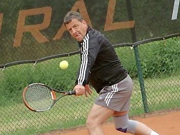 Die Herren 40 des TC Steinwiesen haben mit einem Heimsieg den Klassenerhalt in der Bezirksklasse 1 geschafft. Beim knappen 5:4-Erfolg gegen den TC Burgkunstadt blieb Horst Kotschenreuther in seinem Einzel und im Doppel mit Peter Weber unbezwungen.  Foto: Hans Franz