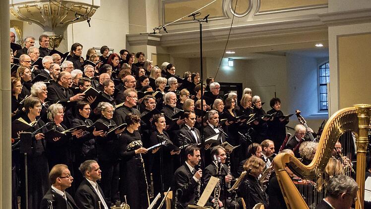 Der Coburger Bachchor  Peter Stenglein beeindruckte zahlreiche Zuhörer in der Morizkirche. Im Mittelpunkt des Konzerts unter Leitung von Peter Stenglein stand die Uraufführung eines neuen Werkes des aus Coburg stammenden Komponisten Marcus M. Reißenberger.Foto: Jochen Berger
