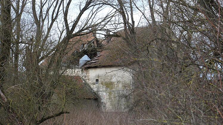 Ein  wohl hoffnungsloser Fall ist die Medbacher Mühle bei Höchstadt. Hier verhinderte  einst  der Denkmalschutz eine Nutzung. Schon länger besteht Abrissgenehmigung. Foto: Christian Bauriedel