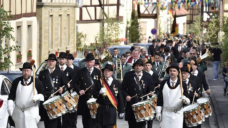 Durch die festlich geschmückte Altstadt Königsbergs marschierte die historische Bürgerwehr vom Marktplatz hinaus zum Festplatz. Foto: Gerolt Snater