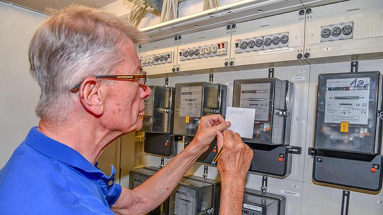 Jürgen Rinklef notiert den Stromverbrauch am Stadtwerke-Zähler. Obwohl er in den vergangenen zehn Jahren fast die Hälfte weniger Energie benötigt, ist seine Stromrechnung nahezu gleich geblieben. Foto: Ronald Rinklef