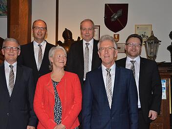 Helmuth Keller (2. von rechts) wurde  bei der VR-Bank Bad Kissingen eGi in die Freiphase der Altersteilzeit verabschiedet. Unser Bild zeigt von links: Vorstand Jürgen Klubertanz, Vorstand Rainer Geis, Ehefrau Heike Keller, Vorstand Roland Knoll, Helmuth Keller und   Abteilungsleiter Heiko Martin. Foto: Beatrix Lieb