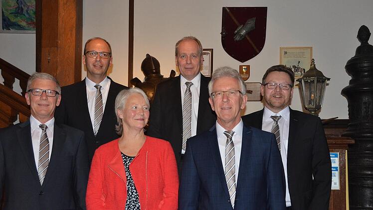 Helmuth Keller (2. von rechts) wurde  bei der VR-Bank Bad Kissingen eGi in die Freiphase der Altersteilzeit verabschiedet. Unser Bild zeigt von links: Vorstand Jürgen Klubertanz, Vorstand Rainer Geis, Ehefrau Heike Keller, Vorstand Roland Knoll, Helmuth Keller und   Abteilungsleiter Heiko Martin. Foto: Beatrix Lieb