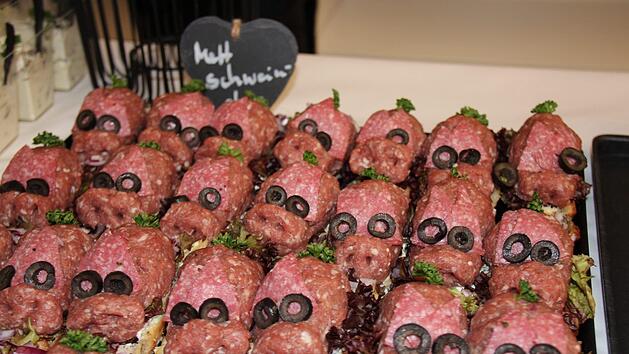 Die Wohnbau der Stadt Coburg wurde 1950 gegründet - und an dieser Zeit orientierte sich auch das Büfett beim Jubiläumsabend. Deshalb gab es unter anderem Mett-Schweine.Foto: Oliver Schmidt