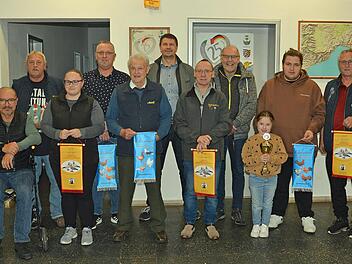 Preisverleihung bei den Kleintierz&uuml;chtern; unser Bild zeigt (von links) B&uuml;rgermeister Knut Morgenroth, den Schneckenloher Vorsitzenden Horst Stumpf, Mareike Stumpf, den Schm&ouml;lzer Vorsitzenden Heiko Fugmann, Adolf D&ouml;tschel, den Kronacher Kreisvorsi...