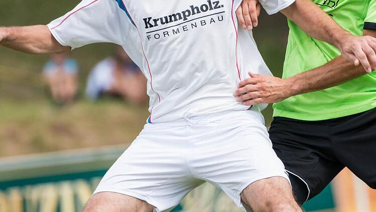 Der Steinbacher Robert Mirchev (links) schirmt den Ball vor dem Kulmbacher Alexander Günther ab.