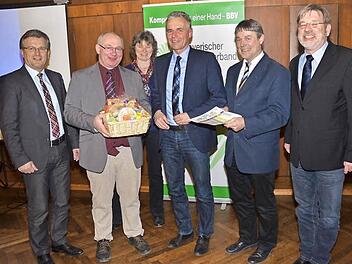 Bürgermeister Rainer Detsch, Kreisobmann Erwin Schwarz, Kreisbäuerin Rosa Zehnter, Landwirtschaftsdirektor Rainer Prischenk , Landratstellvertreter Gerhard Wunder und Landwirtschaftsdirektor Guido Winter (v. l.) Foto: Hofmann