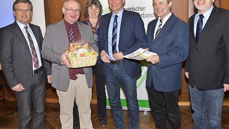 Bürgermeister Rainer Detsch, Kreisobmann Erwin Schwarz, Kreisbäuerin Rosa Zehnter, Landwirtschaftsdirektor Rainer Prischenk , Landratstellvertreter Gerhard Wunder und Landwirtschaftsdirektor Guido Winter (v. l.) Foto: Hofmann