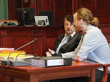 Der Bunker-Mann berät sich vor Prozessbeginn mit seinem Verteidiger Johannes Driendl aus Bayreuth.  Foto: Stephan Tiroch