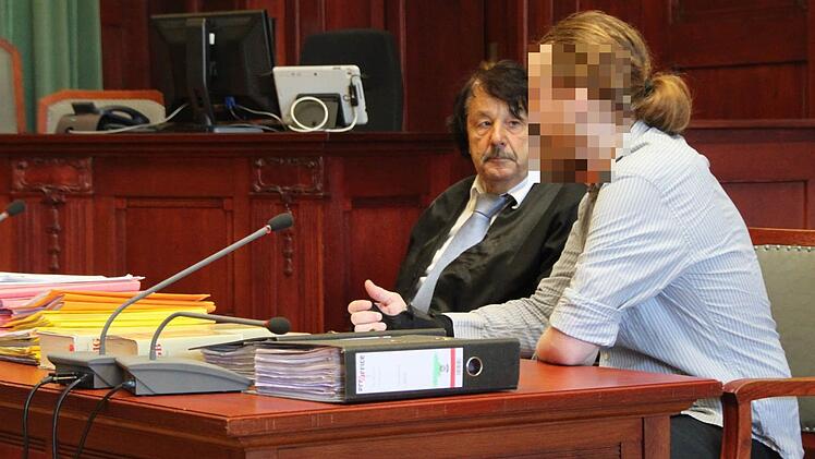 Der Bunker-Mann berät sich vor Prozessbeginn mit seinem Verteidiger Johannes Driendl aus Bayreuth.  Foto: Stephan Tiroch