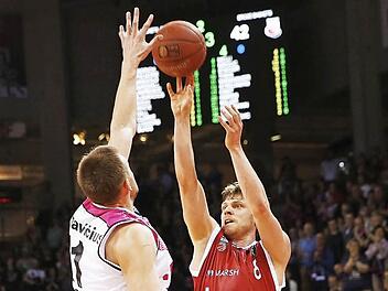 Duell der Topwerfer: Obwohl Tadas Klimavicius ganz nah dran ist an Lucca Staiger, versenkt der Bamberger einen seiner fünf Dreier im Korb der Bonner. Fotos: Daniel Löb