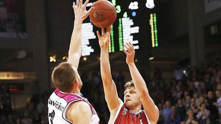 Duell der Topwerfer: Obwohl Tadas Klimavicius ganz nah dran ist an Lucca Staiger, versenkt der Bamberger einen seiner fünf Dreier im Korb der Bonner. Fotos: Daniel Löb