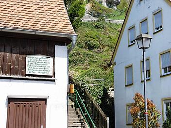 Der Aufgang zum Aussichtsplatz Wichsenstein. Links hängt die Scheffeltafel an der Scheune. Foto: Reinhard Löwisch