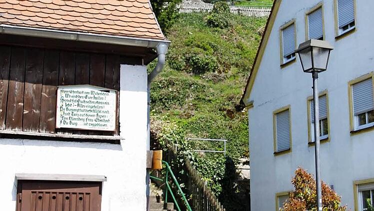 Der Aufgang zum Aussichtsplatz Wichsenstein. Links hängt die Scheffeltafel an der Scheune. Foto: Reinhard Löwisch