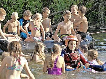 Die Wasserwacht Hammelburg unterrichtet auch Kinder im Schwimmen, hier bei einer Schwimmstunde in der Saale (Bleichrasen Hammelburg) während der Sommerferien. Danach gab es noch Bratwürste für die Kinder von der Wasserwacht. Foto: Sebastian Schlereth