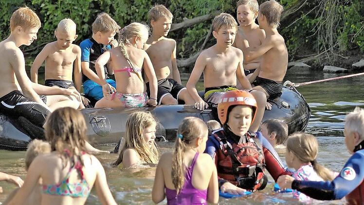 Die Wasserwacht Hammelburg unterrichtet auch Kinder im Schwimmen, hier bei einer Schwimmstunde in der Saale (Bleichrasen Hammelburg) während der Sommerferien. Danach gab es noch Bratwürste für die Kinder von der Wasserwacht. Foto: Sebastian Schlereth