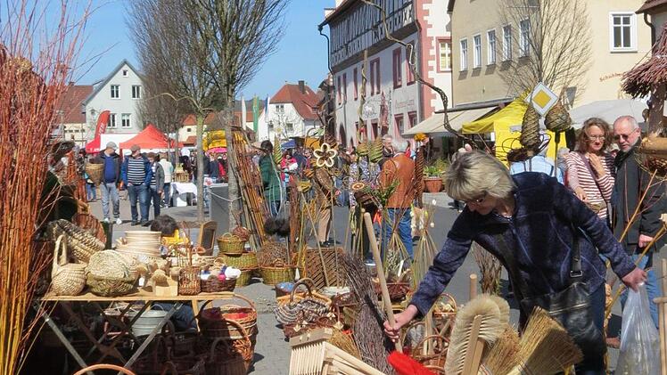 Bei strahlendem Sonnenschein nutzten Besucher aus nah und fern die Gelegenheit, über den Euerdorfer Markt zu schlendern. Foto: Doris Bauer