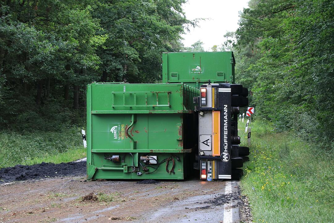 Kreis Bamberg: Lkw-Anhänger kippt um und verliert Ladung – Straße stundenlang gesperrt