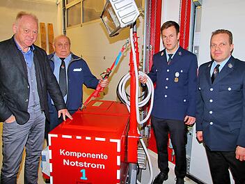 Zwei Notstromaggregate aus Bundeswehrbeständen hat die Feuerwehr Reichenbach bekommen. Bürgermeister Helmut Blank (links) und Kommandant Manuel Gessner freuen sich darüber. Hergerichtet wurden die Geräte von Edmund Wiener und Hannes Winkler  (Zweiter und Dritter von links).  Foto: Dieter Britz