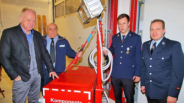 Zwei Notstromaggregate aus Bundeswehrbeständen hat die Feuerwehr Reichenbach bekommen. Bürgermeister Helmut Blank (links) und Kommandant Manuel Gessner freuen sich darüber. Hergerichtet wurden die Geräte von Edmund Wiener und Hannes Winkler  (Zweiter und Dritter von links).  Foto: Dieter Britz