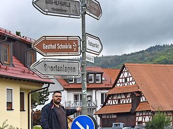 Bürgermeister Marco Friepes zeigt in den Einmündungsbereich in der Weißenbacher Straße: Hier wird saniert.  Foto: Karl-Heinz Wirth