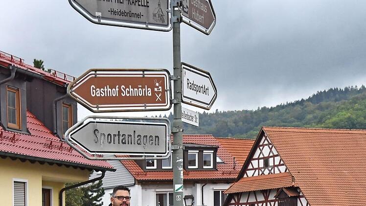 Bürgermeister Marco Friepes zeigt in den Einmündungsbereich in der Weißenbacher Straße: Hier wird saniert.  Foto: Karl-Heinz Wirth