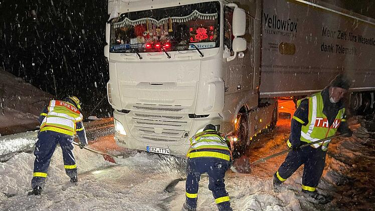 Zahlreiche Lastwagen blieben an Steigungen stecken und mussten vom Technischen Hilfswerk befreit werden.