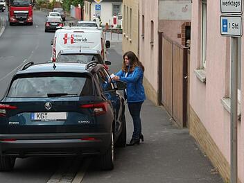 Das Bild wurde nachgestellt, aber Parken auf dem Gehsteig gehört zu den häufigsten Verkehrsverstößen, die im ruhenden Verkehr von Verkehrsüberwacherin Nancy Stahl beobachtet wurden. Foto:  Archiv/Kerstin Väth