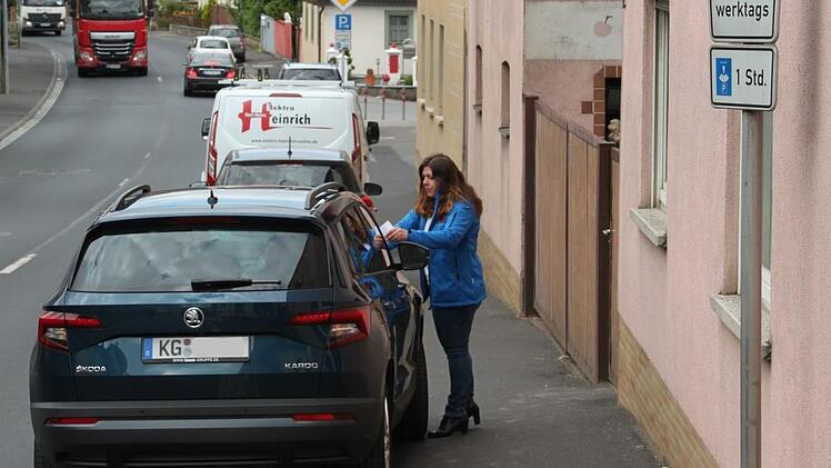 Das Bild wurde nachgestellt, aber Parken auf dem Gehsteig gehört zu den häufigsten Verkehrsverstößen, die im ruhenden Verkehr von Verkehrsüberwacherin Nancy Stahl beobachtet wurden. Foto:  Archiv/Kerstin Väth
