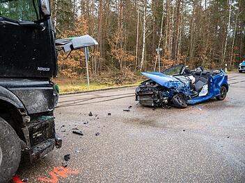 An Kreuzung im Kreis Roth von Lkw erfasst: Frau in völlig deformiertem Auto eingeklemmt - schwer verletzt in Klinik geflogen An Kreuzung im Kreis Roth von Lkw erfasst: Frau in völlig deformiertem Auto eingeklemmt - schwer verletzt in Klinik geflogen