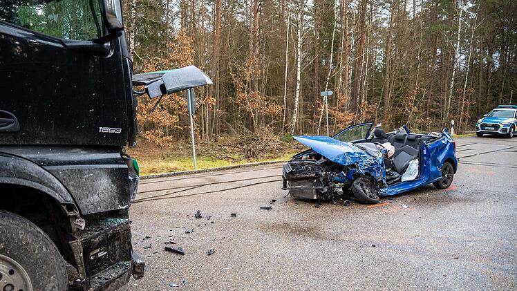 An Kreuzung im Kreis Roth von Lkw erfasst: Frau in völlig deformiertem Auto eingeklemmt - schwer verletzt in Klinik geflogen