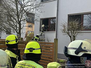 Herzogenaurach: Brand in Mehrfamilienhaus - Kind und Eltern kommen in Klinik