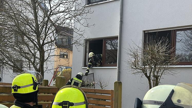 Herzogenaurach: Brand in Mehrfamilienhaus - Kind und Eltern kommen in Klinik