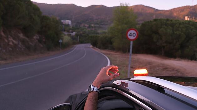Spanien will das Warndreieck abschaffen: Von 1. Januar 2026 an soll in Spanien auf Autobahnen und Schnellstra&szlig;en ein spezielles Blinklicht genutzt werden. Verantwortlich f&uuml;r diese &Auml;nderung ist die spanische Verkehrsbeh&ouml;rde DGT (Direcci&oacute;n General de Tr&aacute;fico). Emergency light for damaged vehicles (luminous beacon V16) .help flash, dgt, mandatory to replace by triangles. Notleuchte f&uuml;r besch&auml;digte Fahrzeuge (Leuchtbake V16) dgt, muss Dreiecke ersetzen.