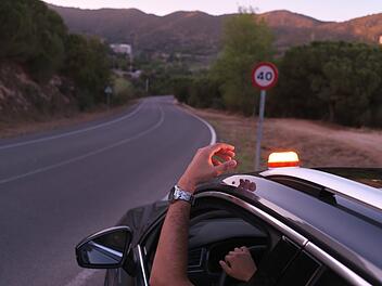 Spanien will das Warndreieck abschaffen: Von 1. Januar 2026 an soll in Spanien auf Autobahnen und Schnellstra&szlig;en ein spezielles Blinklicht genutzt werden. Verantwortlich f&uuml;r diese &Auml;nderung ist die spanische Verkehrsbeh&ouml;rde DGT (Direcci&oacute;n General de Tr&aacute;fico). Emergency light for damaged vehicles (luminous beacon V16) .help flash, dgt, mandatory to replace by triangles. Notleuchte f&uuml;r besch&auml;digte Fahrzeuge (Leuchtbake V16) dgt, muss Dreiecke ersetzen.