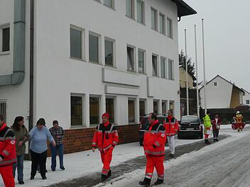 Alle in der Behindertenwerkstätte Beschäftigten müssen wegen des Feueralarms am Montagmorgen ihre Arbeitsplätze verlassen.