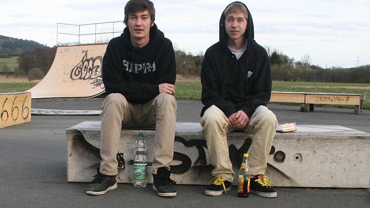 Lucas Hasenberg und Andreas Bodenschatz warten auf die neuen Anlagen.