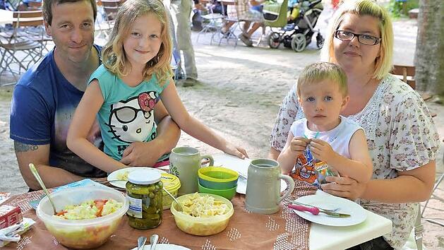 Sie sind von Stegaurach nach Bamberg gekommen: Michael Schramm mit Tochter Emily und Doreen Müller mit Sohn Elias. Fotos: Ronald Rinklef