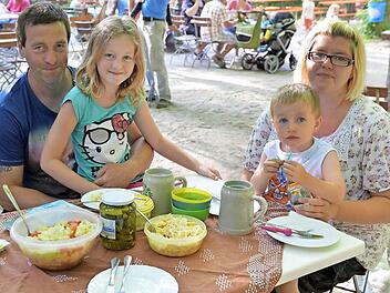 Sie sind von Stegaurach nach Bamberg gekommen: Michael Schramm mit Tochter Emily und Doreen Müller mit Sohn Elias. Fotos: Ronald Rinklef
