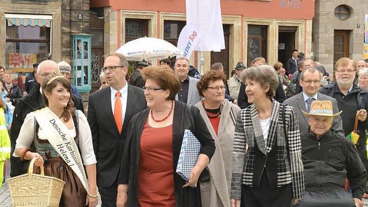 Helena I. (von links), Barbara Stamm und Bianca Fischer auf dem Weg ins Rathaus.
