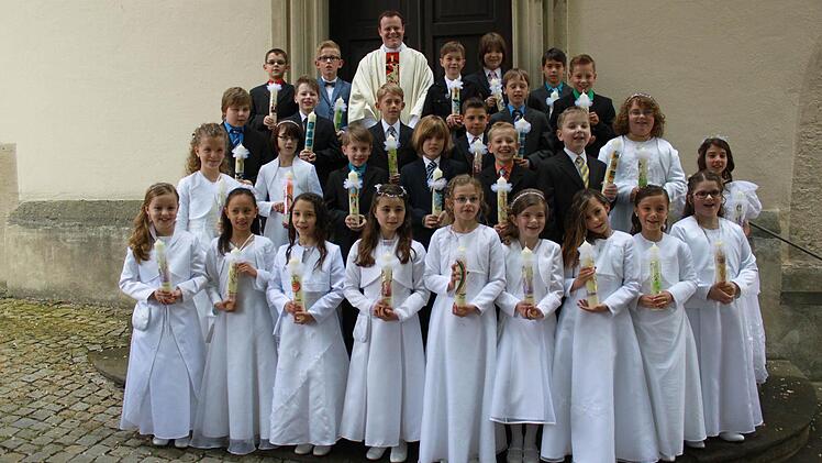 Knetzgau - In der Bartholomäuskirche in Knetzgau empfingen Lukas Butsch, Emely Dürnhöfer, Jonas Eichhorn, Julian Feix, Stephanie Fichter, Jana Funk, Philipp Gebhardt, Eric Geheeb, Ben Gocker, Anna Groha, Maximilian Issing, Hannes Mahr, Jessica Mayer, Bastian Mücke, Fiona Nicklaus, Sarah Nürnberger, Lukas Pech, Luigi Polisano, Noemi Polisano, Emilian Ruß, Lias Schinzel, Jana Schmitt, Nina Schmitt, Hannah Seubert, Eric Stevanovic, Nora Streile, Leon Thomalsky und Lavinia Wenzel aus den Händen v...