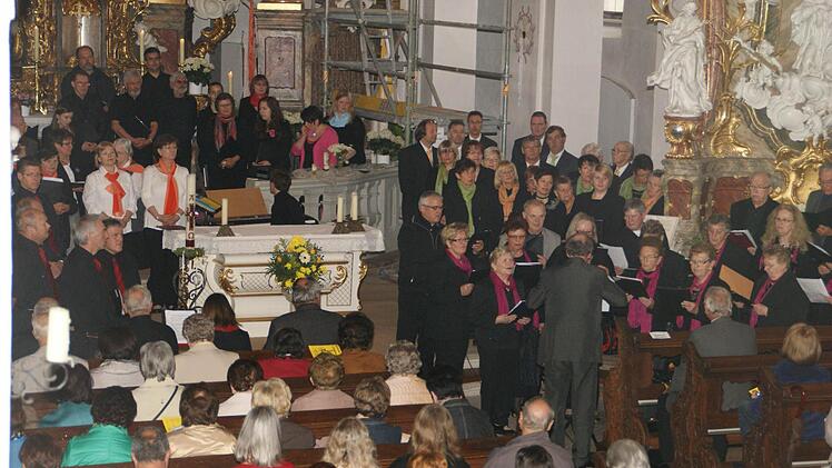 Auch der Gesangverein "Frohsinn Knetzgau" unter der Stabführung von Jochen Hutzel beteiligte sich am Chorkonzert der Sängergruppe Haßberge. Foto: Sabine Weinbeer