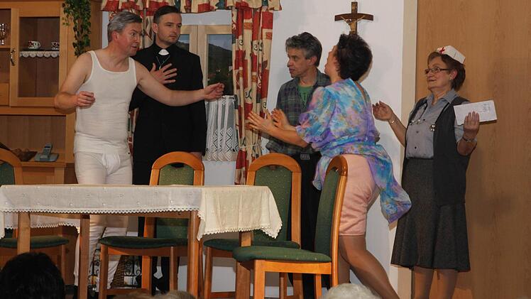Turbulent und lustig geht es auf der Bühne in Leutenbach zu (von links) im Verwirrspiel zwischen Viehhändler (Klaus Wagner), Pfarrer (Lars Teichert), Bauer Franz Prossel (Otto Drummer), Irma (Christine Drummer) und Gemeindeschwester Agathe (Monika Kaul) zu. Foto: Franz Galster