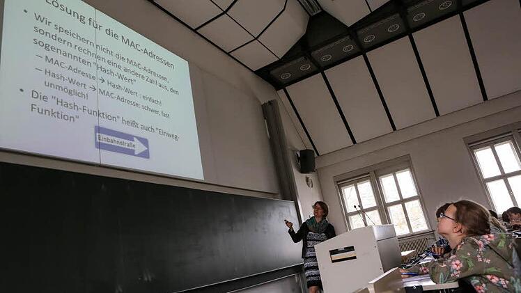 Professor Daniela Nicklas hielt am Samstag die Kinderuni-Vorlesung "Sensoren in der Zukunftsstadt - gute Daten, schlechte Daten". Foto: Barbara Herbst