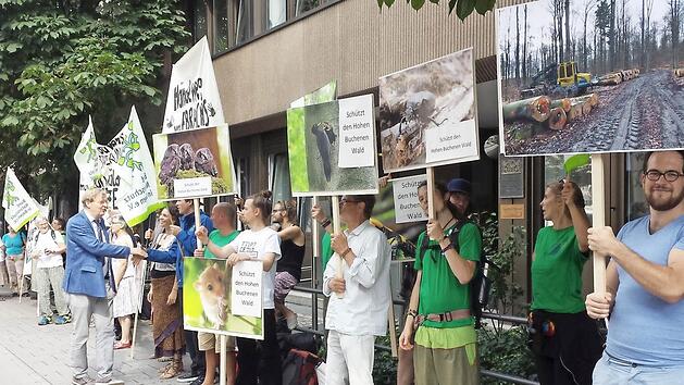 Was passiert mit dem Hohen Buchenen Wald? Natursch&uuml;tzer protestieren in M&uuml;nchen vor dem Bayerischen Verwaltungsgerichtshof.  Foto: p.